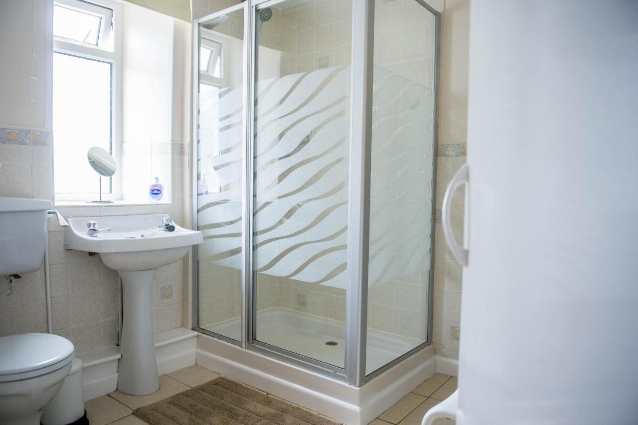 Awel Taf- Central Cottage Ideal For Families, With Parking سانت كليرز المظهر الخارجي الصورة